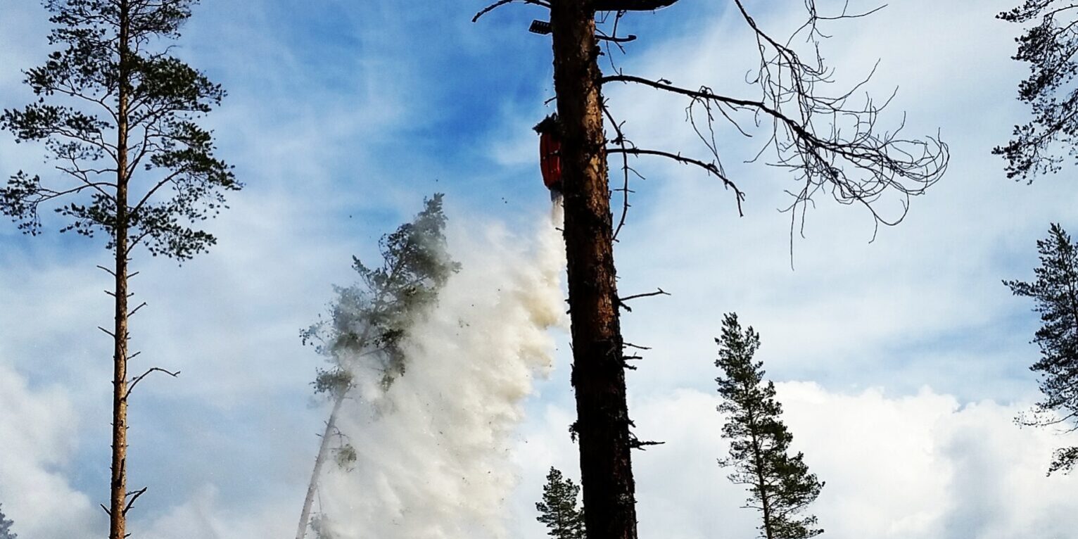Skogbrannhelikopter på oppdrag på Notodden