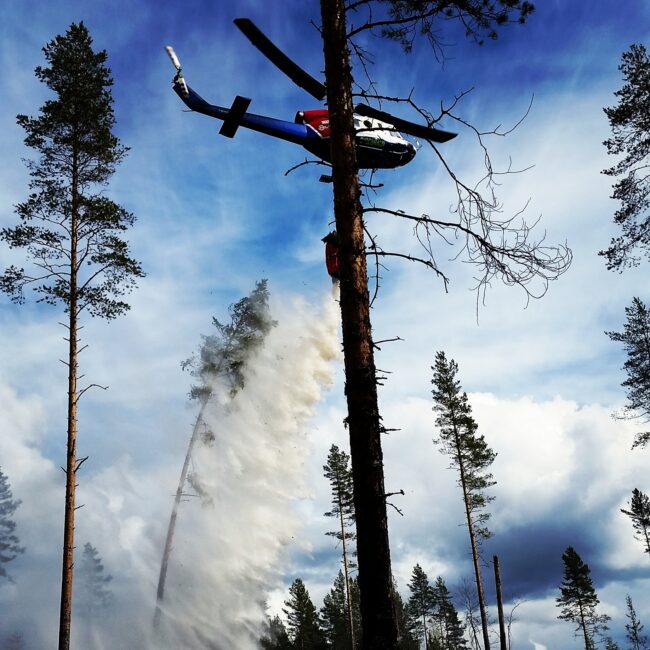 Skogbrannhelikopter på oppdrag på Notodden